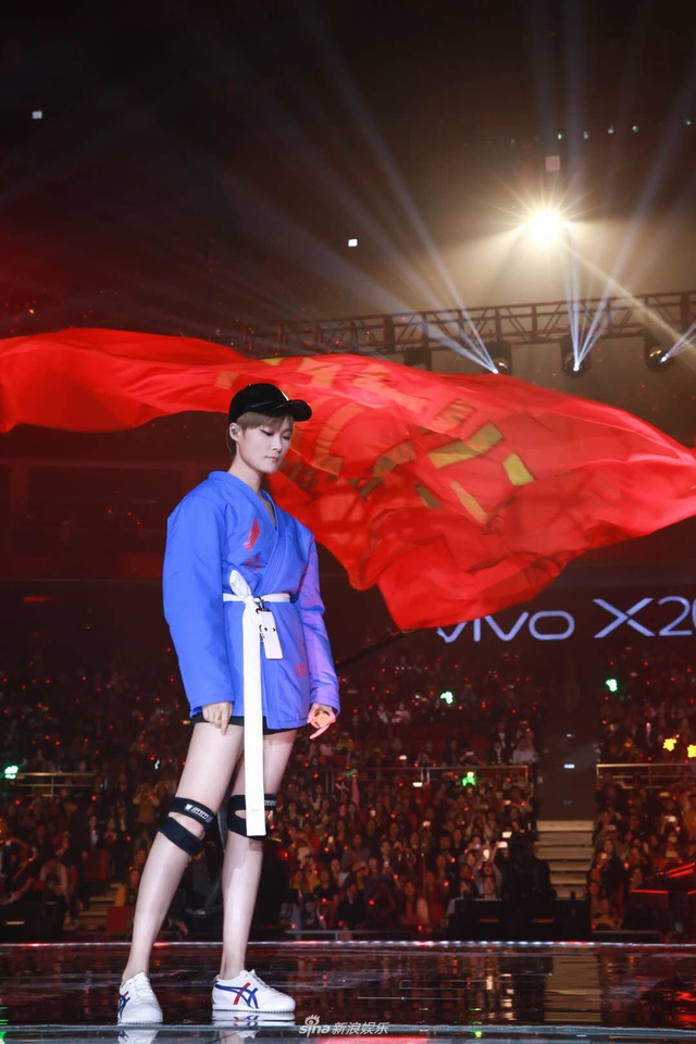 组图：李宇春压轴献唱跨年零点 气势开启流行狂欢