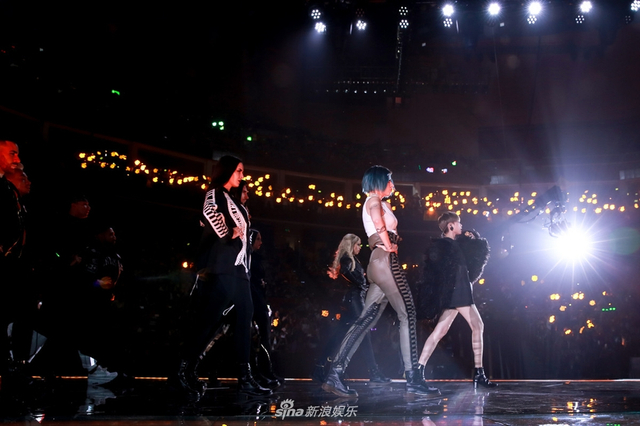组图：李宇春压轴献唱跨年零点 气势开启流行狂欢