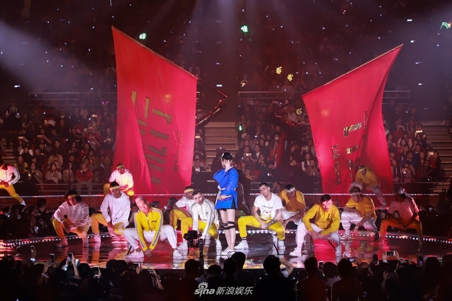 组图：李宇春压轴献唱跨年零点 气势开启流行狂欢