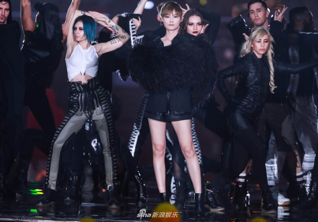 组图：李宇春压轴献唱跨年零点 气势开启流行狂欢