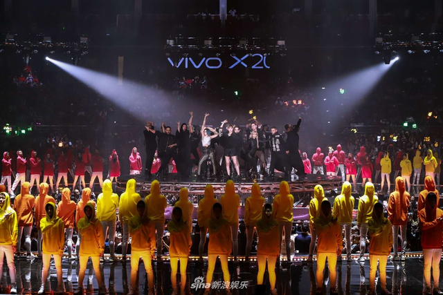 组图：李宇春压轴献唱跨年零点 气势开启流行狂欢