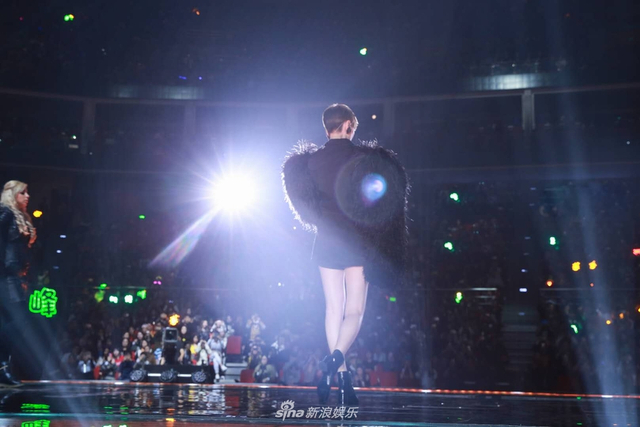 组图：李宇春压轴献唱跨年零点 气势开启流行狂欢