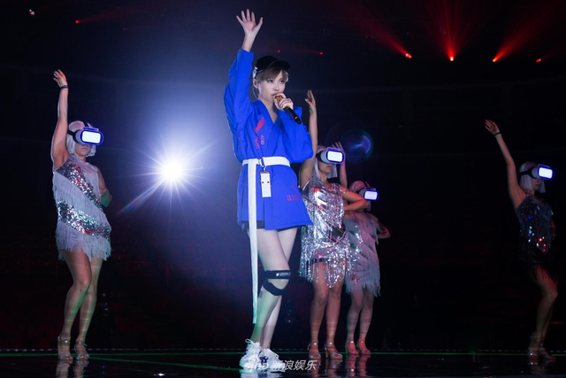 组图：李宇春压轴献唱跨年零点 气势开启流行狂欢