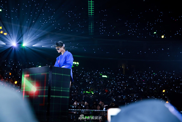 组图：李宇春压轴献唱跨年零点 气势开启流行狂欢