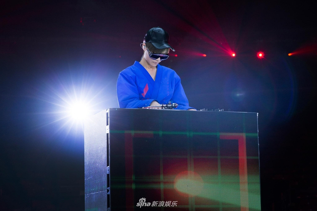 组图：李宇春压轴献唱跨年零点 气势开启流行狂欢