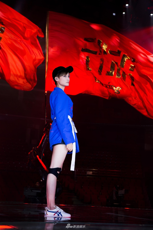 组图：李宇春压轴献唱跨年零点 气势开启流行狂欢