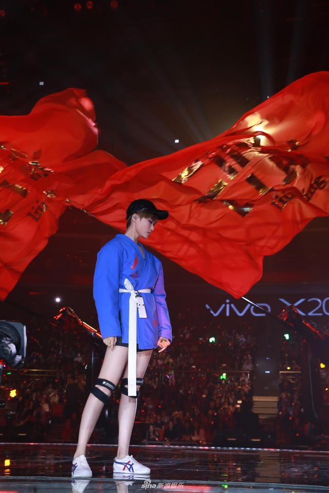 组图：李宇春压轴献唱跨年零点 气势开启流行狂欢