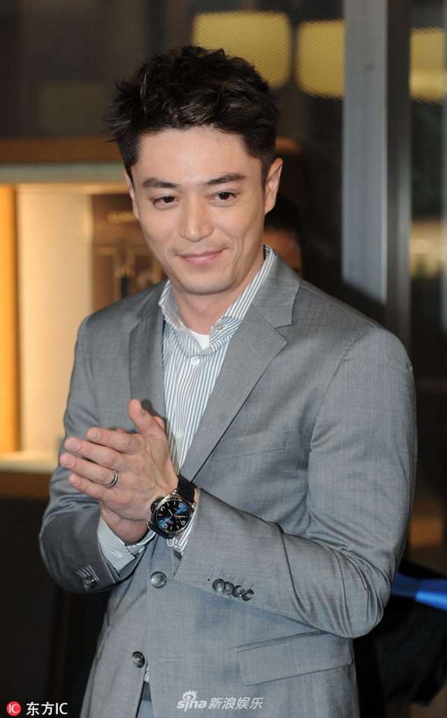 霍建华西装革履微笑迷人 举杯豪饮手上戒指吸睛