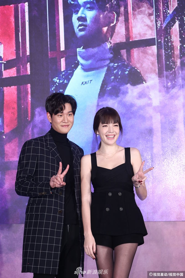 阮经天前女友俯身秀事业线 性感黑丝露美腿