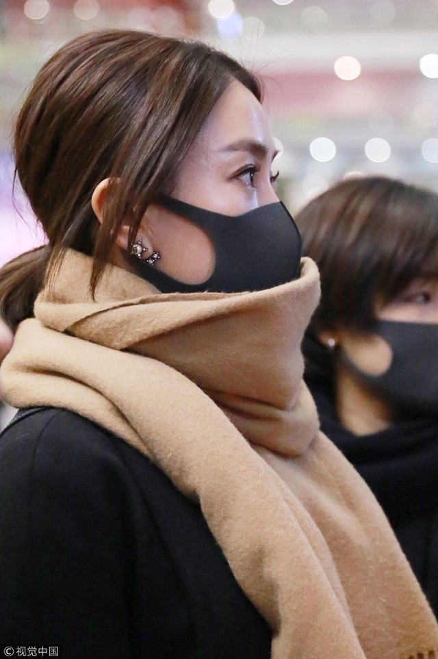 马苏罕见戴口罩现身机场