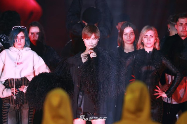 组图：李宇春压轴献唱跨年零点 气势开启流行狂欢