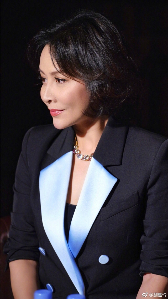 刘嘉玲一身西装眼神凌厉女王范