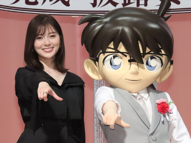 白石麻衣出席 万圣节的新娘 试映会手挽柯南登场 新浪图片