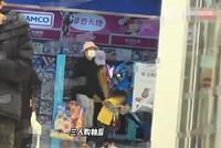 张歆艺袁弘带孩子逛街买玩具 一家人感染新冠已康复