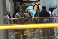 巩俐逛街试衣服心情大好 保护措施做足全程戴口罩