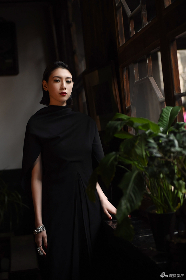 组图：J女郎三吉彩花平遥古城拍写真 黑色长袍冷艳红唇摩登十足