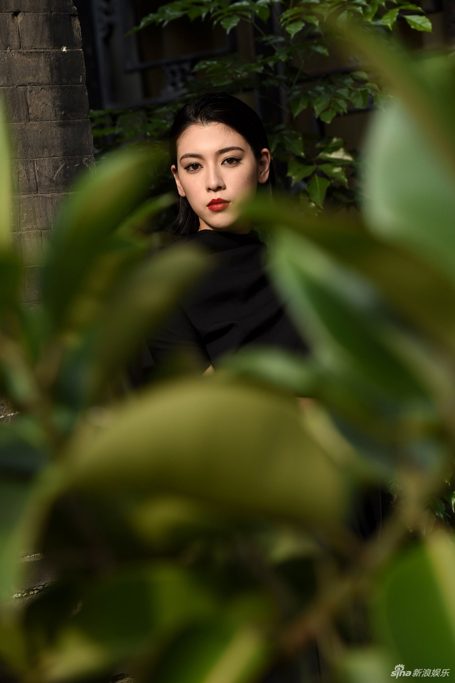 组图：J女郎三吉彩花平遥古城拍写真 黑色长袍冷艳红唇摩登十足
