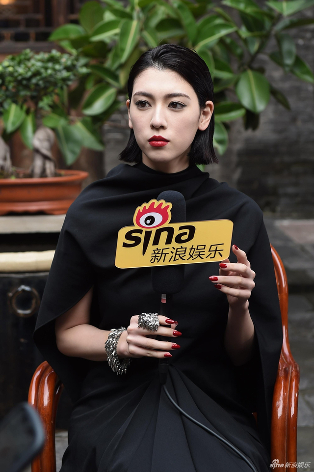 新浪娱乐对话三吉彩花