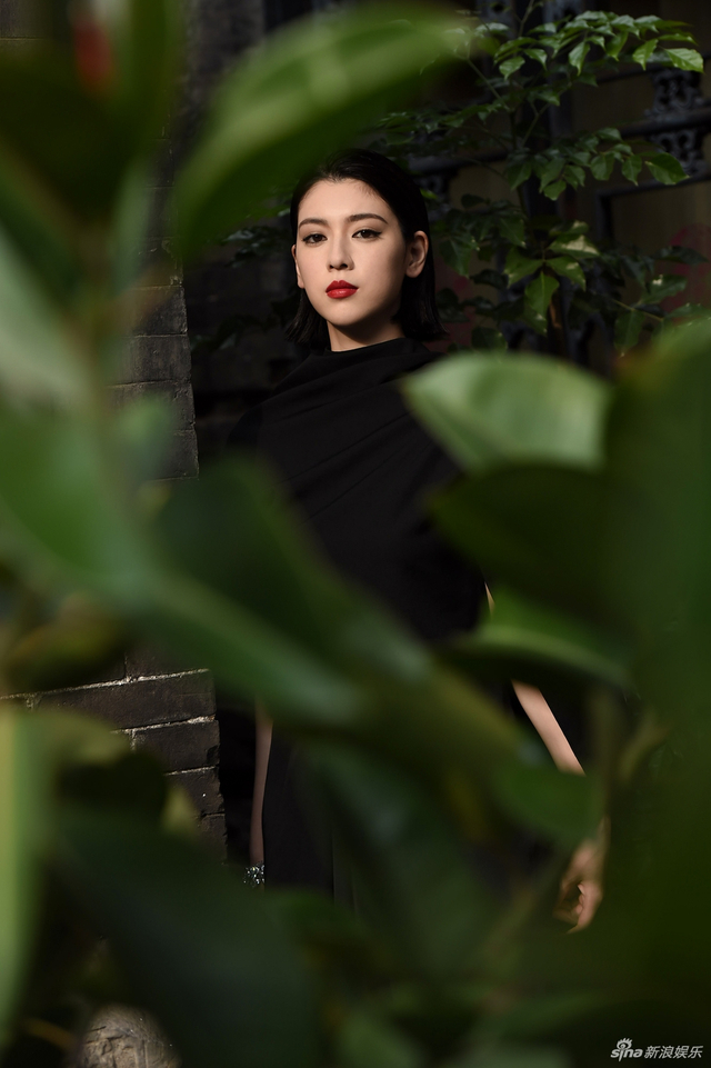 组图：J女郎三吉彩花平遥古城拍写真 黑色长袍冷艳红唇摩登十足
