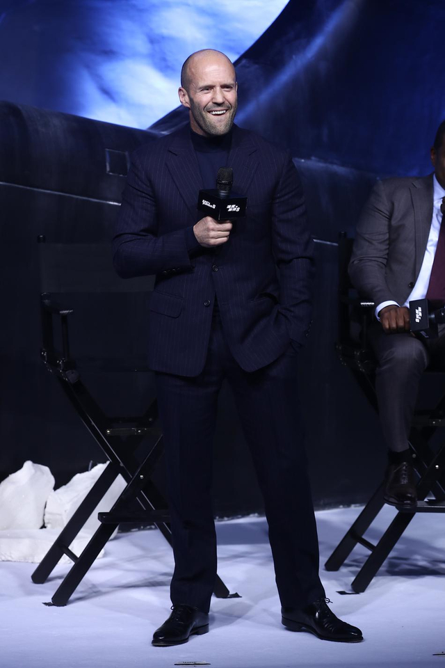 塞隆斯坦森亮相《速8》中国首映遭索抱索吻_新浪图片