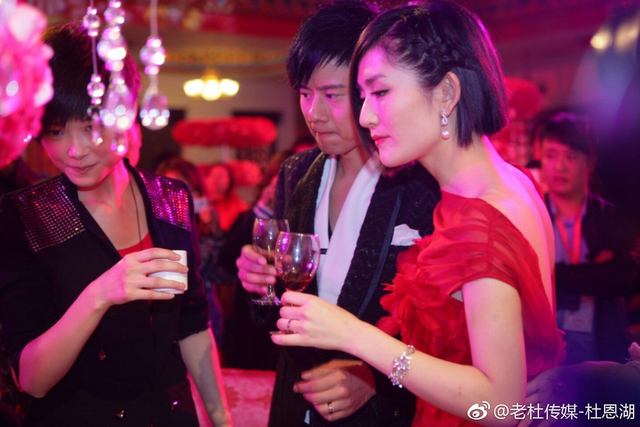 李宇春向新人敬酒