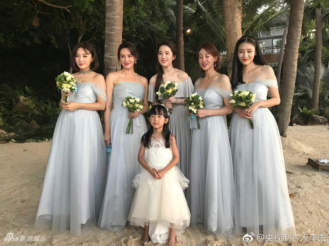 组图:刘亦菲为大学同学做伴娘 长发飘飘仙气十足