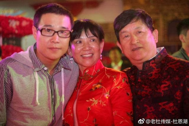 小沈阳(左一)