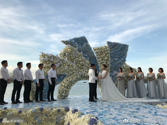 组图:刘亦菲为大学同学做伴娘 长发飘飘仙气十足