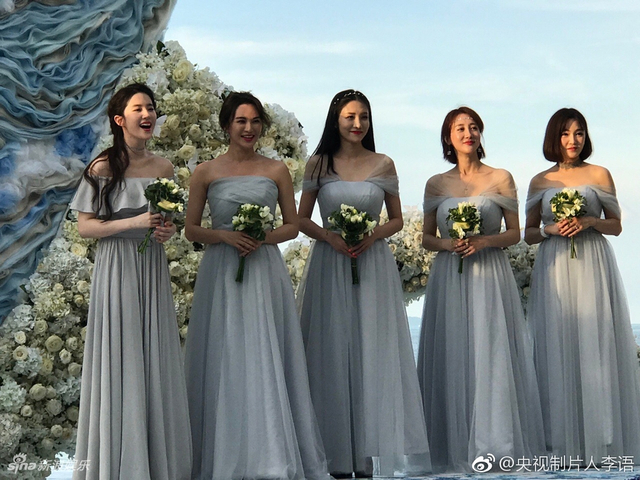 组图:刘亦菲为大学同学做伴娘 长发飘飘仙气十足