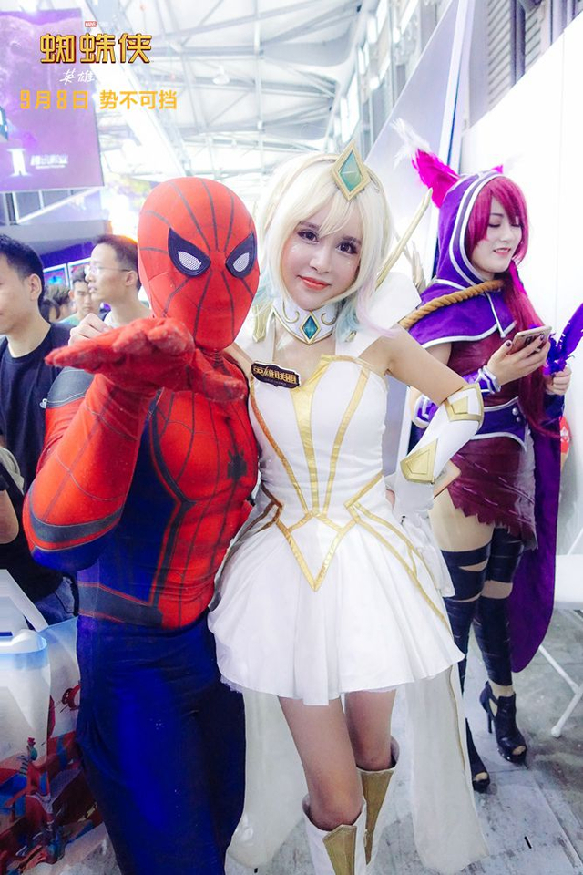 漫展搞事情!小蜘蛛跳宅舞讲相声合影萌妹