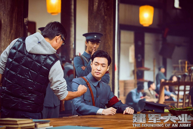 张艺兴在现场认真听导演讲戏