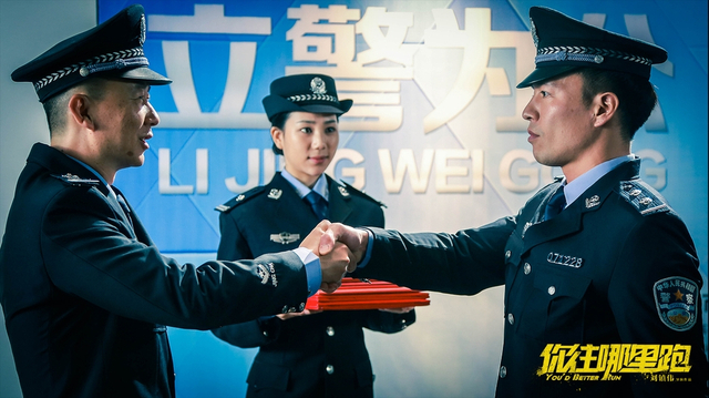 李晓川为安志杰颁发奖状
