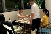王思聪被偶遇与女孩吃火锅 边吃边玩手机