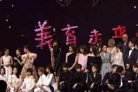 组图:芭莎慈善夜合影没人站C位 主持人不停劝大家往中间靠