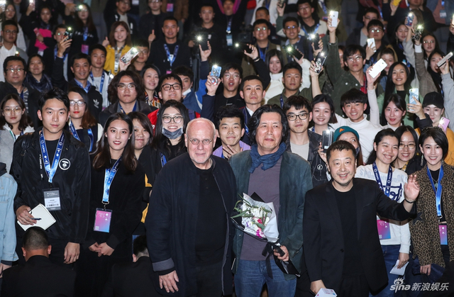 李沧东、贾樟柯、马克穆勒和观众合影