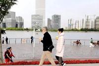吉娜产后现身身材苗条 穿羽绒服认真保暖