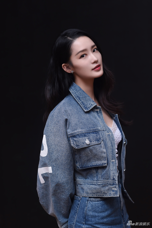 成露肩装张天爱穿紧身黑色裙大秀身材李沁胸口插鲜花清新别致李沁紧身