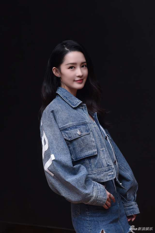 黑色裙大秀身材李沁胸口插鲜花清新别致李沁紧身衣搭配皮裙秀好身材