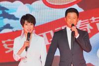 安徽春晚吴京牵谢楠登台似新人入场 偷吃道具引爆笑