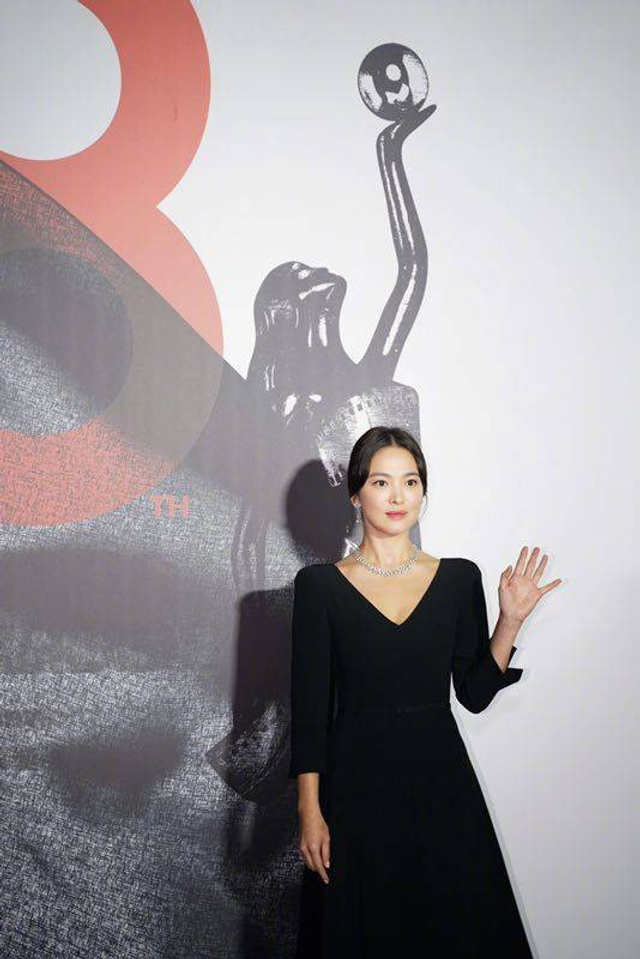 宋慧乔黑裙亮相金像奖 挥手示意却不见婚戒_新浪图片