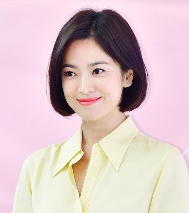 细肩带泄大片雪白肌肤,宋慧乔是韩国公认的美女之一,清爽的短发发型