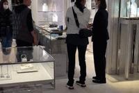 那英伦敦带女儿逛街被偶遇 网友曝其态度有点凶