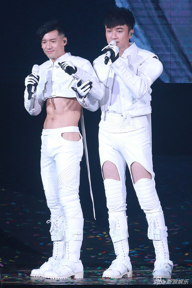 关智斌获张敬轩古巨基亲脸 与容祖儿twins连环亲_新浪图片