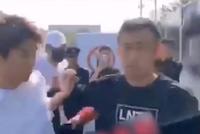王俊凯金鸡活动途中遭陌生男子搂肩蹭合照惊恐甩开