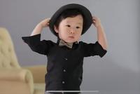 张纪中妻子晒儿子生日照 2岁“嘟嘟侠”会背诗经会唱歌
