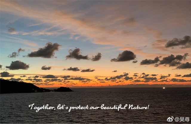 组图：吴尊晒家庭旅行温馨满满 与儿女骑大象坐游艇