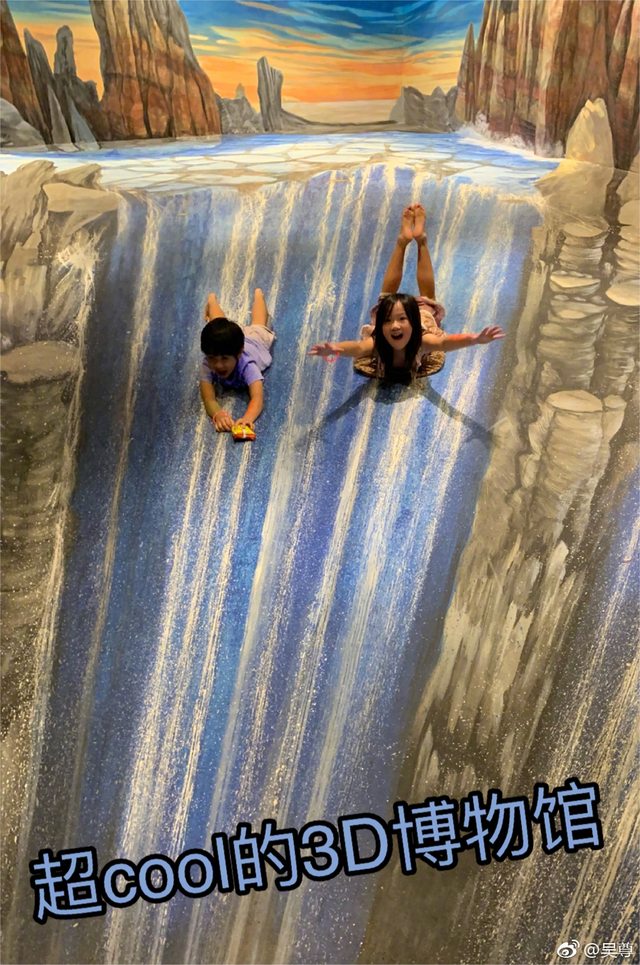 组图：吴尊晒家庭旅行温馨满满 与儿女骑大象坐游艇