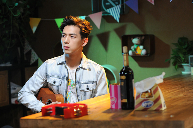 新浪娱乐讯 近期,《快乐大本营》官方微博曝光一组李现节目照片,一身