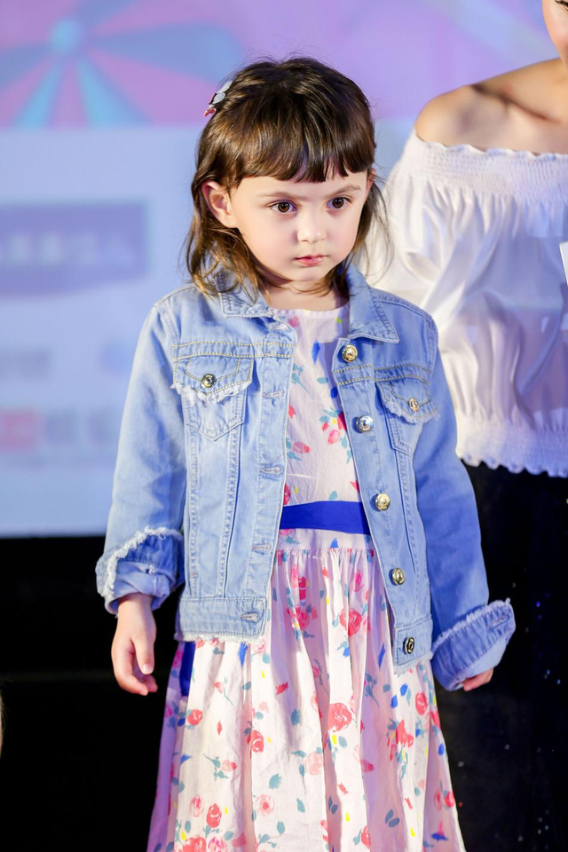 马雅舒混血儿女颜值高_新浪图片