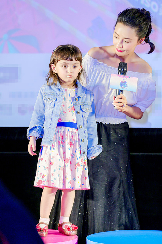 5/9新浪娱乐讯 马雅舒携一双混血儿女上节目,高颜值的宝宝们获得不少